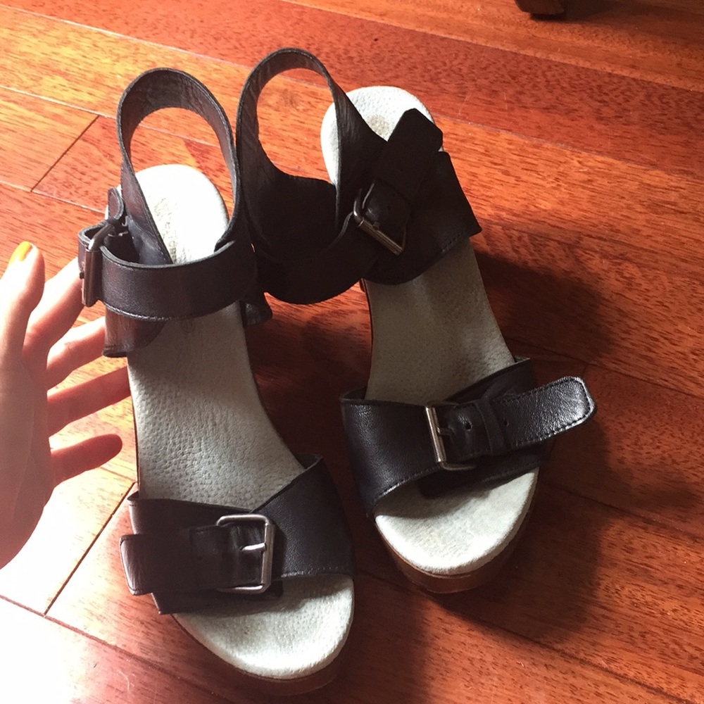 Platform buckle sandal